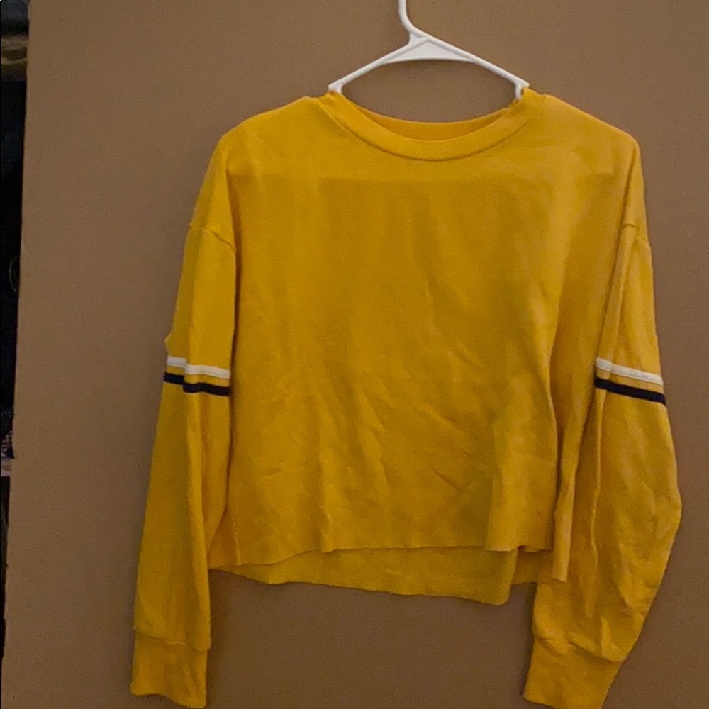 Cropped yellow sweatshirt